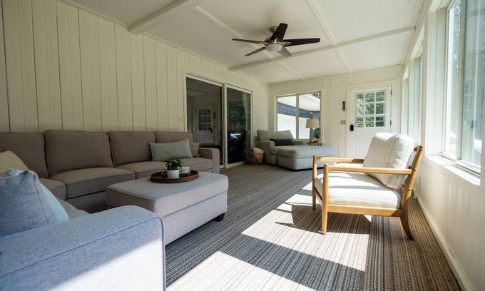 Fennville Cabaña | MIBlueCottage by Hutchins Lake near wineries, orchards, and <10 mi to Saugatuck