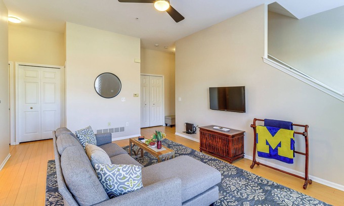 Northville Condominio | Michigan Townhome w/ Smart TV: 25 Mi to Detroit!