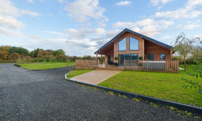 Stainton le Vale Cabaña | MICKLEMORE LAKES AND LODGES, pet friendly in North Thoresby