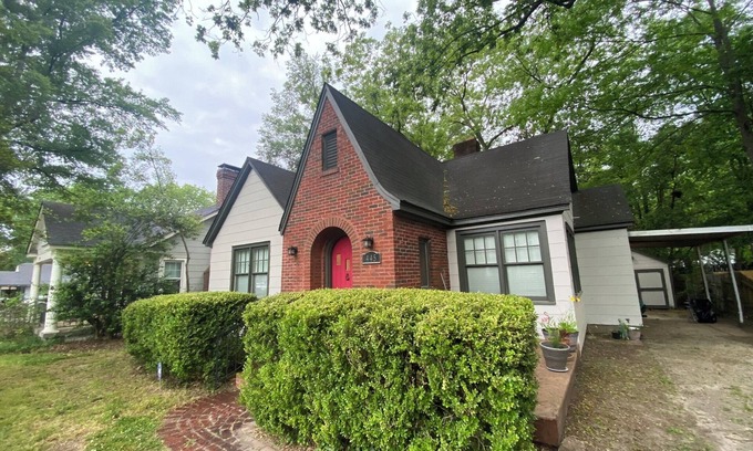 University District Casa | Mid-Centry Storybook Home, Walkable from University of Memphis