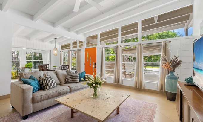 Southgate Casa | Mid-Century Bungalow By Arlington Park in South Gate, Central to Siesta and Lido