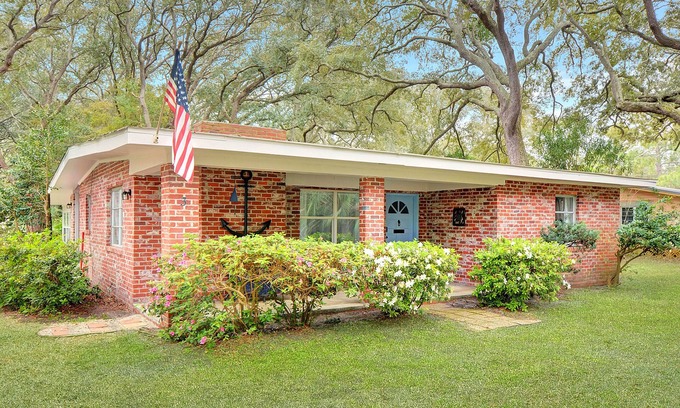 Jekyll Island Cabaña | Mid-Century Charm Pools & Porch Jekyll Island Rental