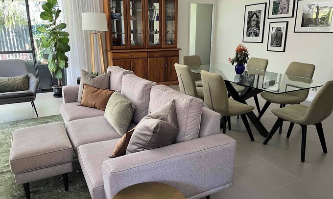 Padbury Casa | Mid-century Elegance in a leafy garden