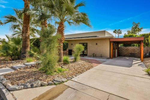 Tahquitz River Estates Casa | Mid-Century Elegance & Fun in Tahquitz River Estates