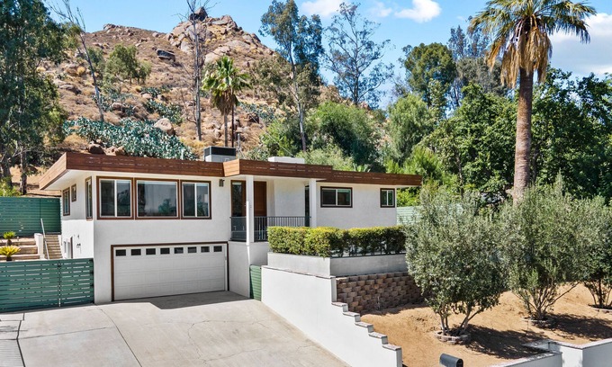 Downtown Riverside Casa | Mid Century Hilltop Getaway (Entire Home)