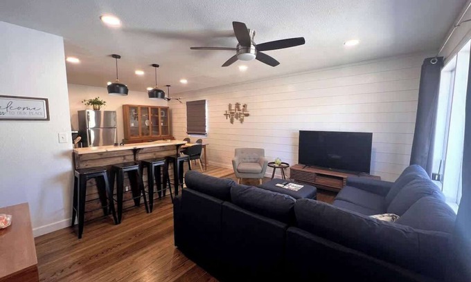 Wichita Casa | Mid-Century home near airport and zoo