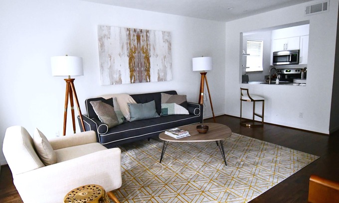 Oak Lawn Apartamento | Mediados de siglo - Cama tamaño king - Estacionamiento - HP / Design Dist / Katy Trail / Uptown
