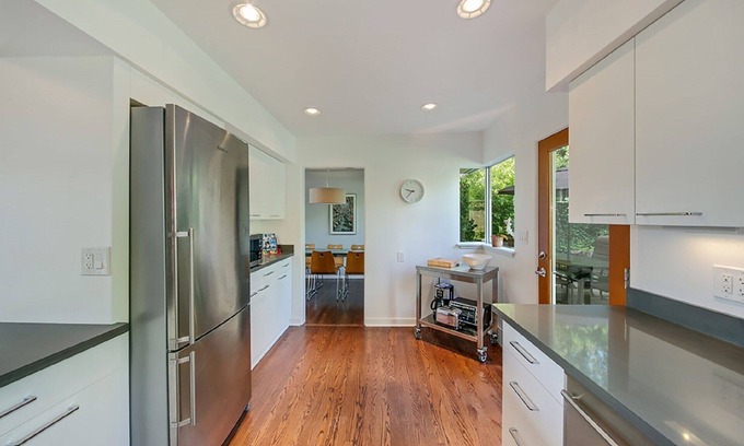 North Queen Anne Casa | Mid Century Mod Home en North Queen Anne