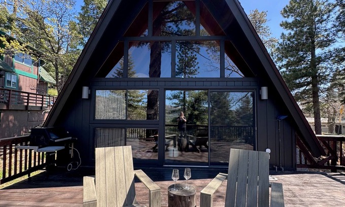Running Springs Apartamento | Mid-century Modern A-frame Time Capsule