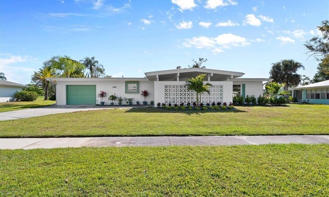 Port Saint Lucie Casa | Mid-Century Modern Gem with Stunning Pool in PSL