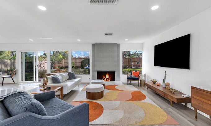 Thousand Oaks Casa | Mid-Century Modern Eichler Home - Lilian