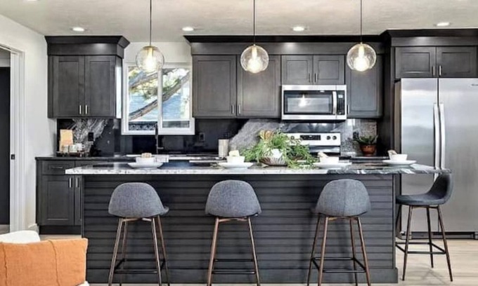 Veterans Park Casa | Mid Century Modern + 5min to Downtown + Walk to River + Hot Tub + Dog Friendly