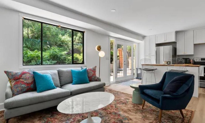 West Kelowna Estates Casa | Mid-Century Modern Dream Retreat