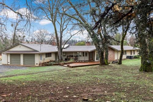 Apple Hill Casa | Mid-Century-Modern Mountain Gem