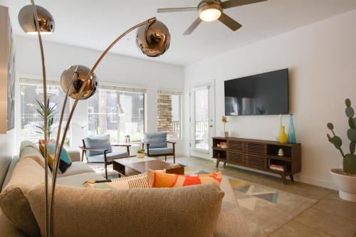 Desert Ridge Apartamento | Mid-Century Modern Phoenix Condo, Walk to High St!