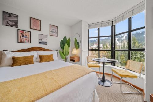 Village North Apartamento | Mid Century Modern - Studio w Pool & Hot Tub