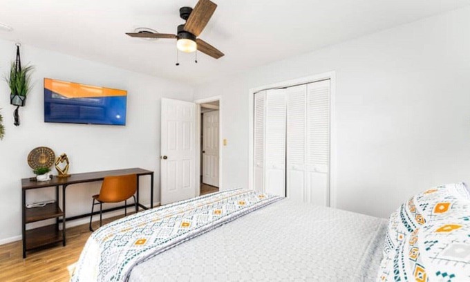 Conway Casa | 🌳 MID CENTURY OAK TREE 🌳 by Downtown Orlando