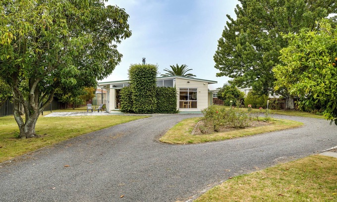 Hastings Casa | Mid Century Oasis - Hastings Holiday Home
