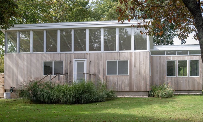 Shorewood Casa | Mediados de siglo en pastizales idílicos como un estanque