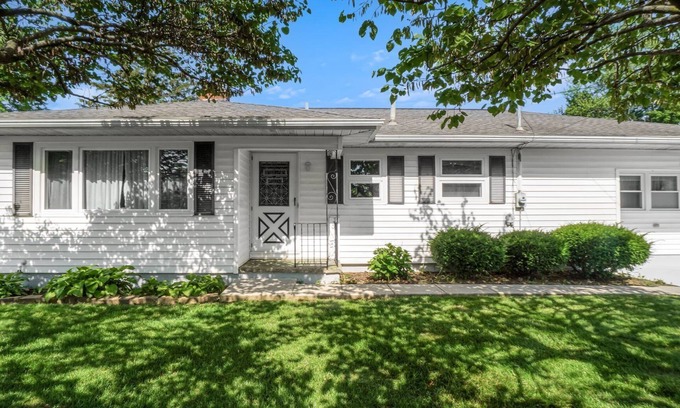 Reynoldsburg Casa | Mid-Century ranch home close to downtown