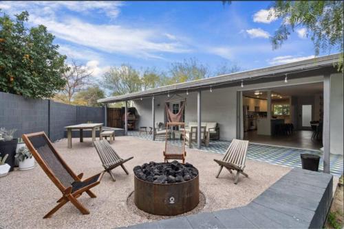 Encanto Casa | Mid-Century Stunner/Large Yard and Patio for Indoor/Outdoor Living