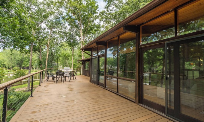 Lake of the Woods Casa | Mid-Century Vibe: Serene Lakefront Oasis