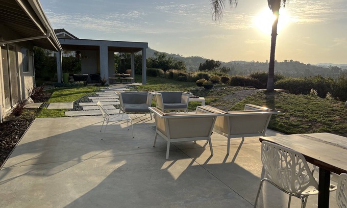 Calabasas Casa | Mid Century View Home in Calabasas