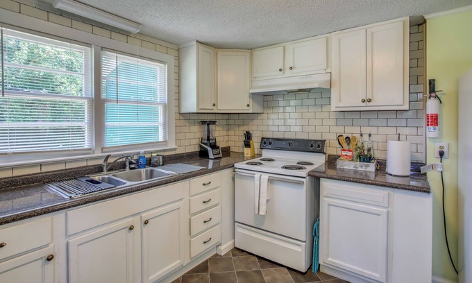 Wilmington Cabaña | Mid-Century Wilmington Cottage: 3 Mi to Riverwalk
