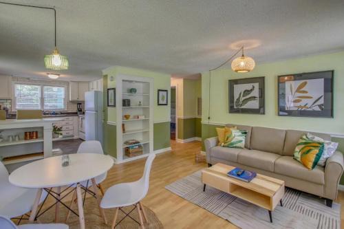 Wilmington Casa | Mid-Century Wilmington Cottage