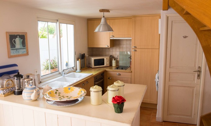 Le Bois-Plage-en-Re Cabaña | Mid Island Cottage with large sunny garden