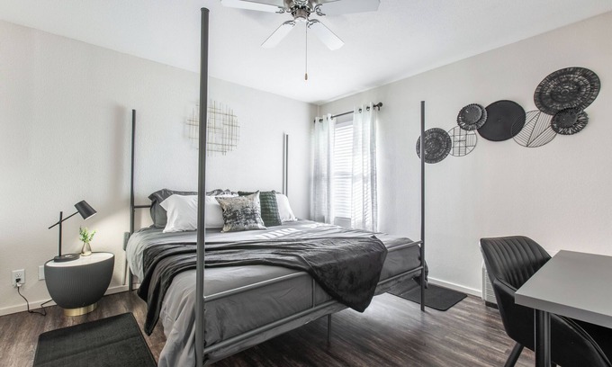 Overland Park Apartamento | Mid-Rise Luxury 1 BR 1 BD Free Carport Parking WiFi and Dedicated Workspace