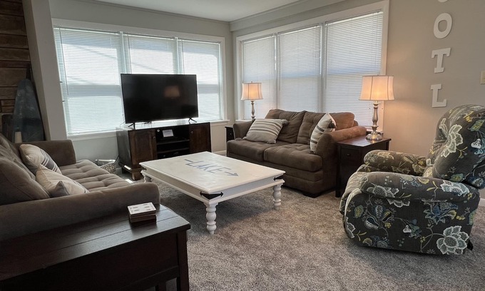 Geneva-on-the-Lake Casa | Mid Strip and Private Beach Access!