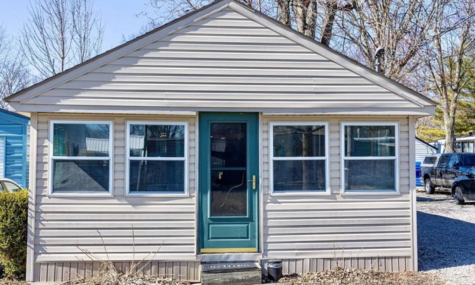 Lakeview Cabaña | MID-TERM FULLY FURNISHED RENTAL AT INDIAN LAKE! Steps Away From Boat Marina