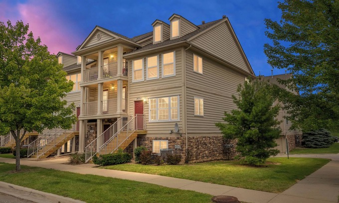 Pontiac Condominio | Chic & Cozy Condo Retreat with In-Unit Washer/Dryer, Garage, and Charm!