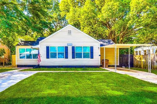 Mobile Casa | Mid-Town Cave for 6 Guests 3 Bedroom 1 Bath