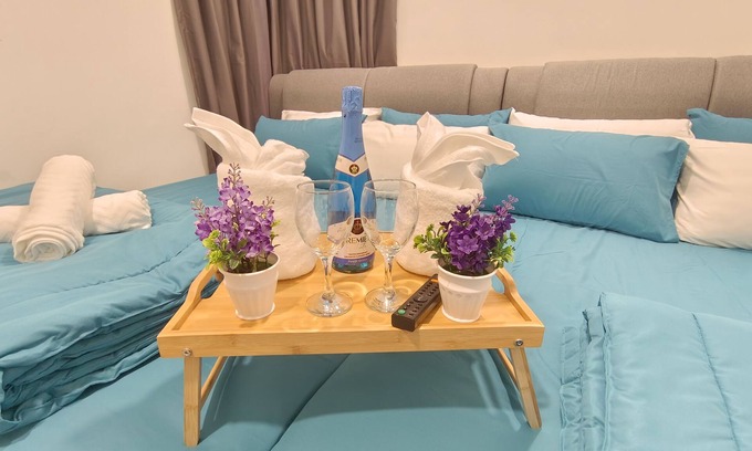 Central District Apartamento | Mid Valley Southkey Spacious Family-sized Condo with Bathtub & Straits View