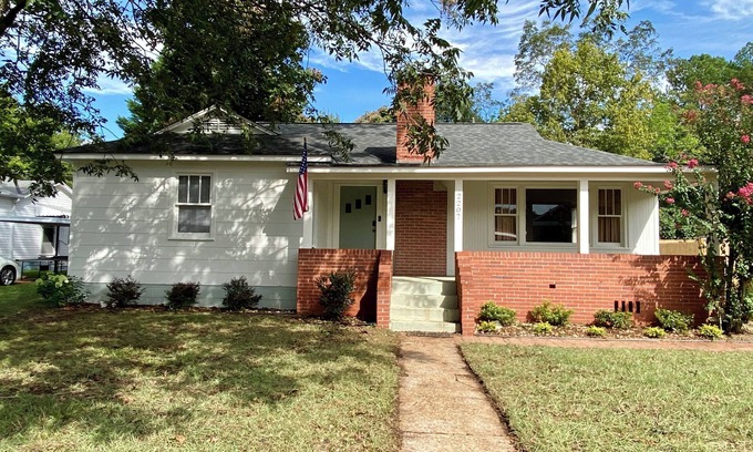 Northport Casa | Midcentury Bungalow with 3 Bedrooms in downtown Northport, 3 miles from campus