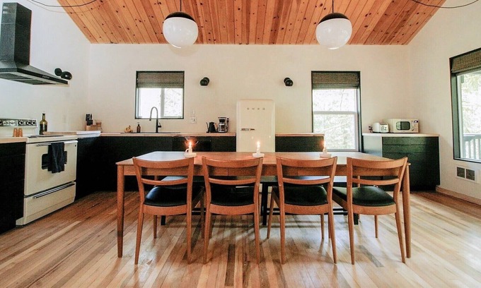 Rhododendron Chalet De Esquí | Midcentury gem with hot tub nestled in the forest