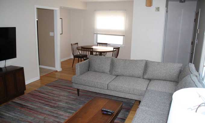 Riverwest Apartamento | Midcentury Lower in Riverwest
