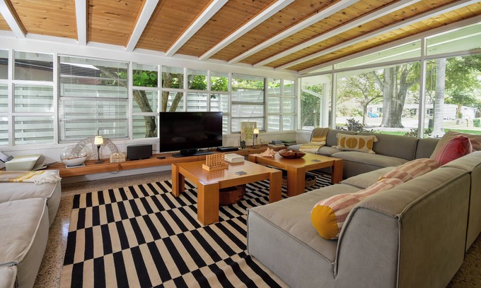 Arlington Park Casa | Midcentury Modern 3 BR - Piscina en Sarasota, cerca de las playas.