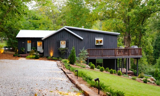 Pegram Cabina | Midcentury Modern View Cabin Near Nashville