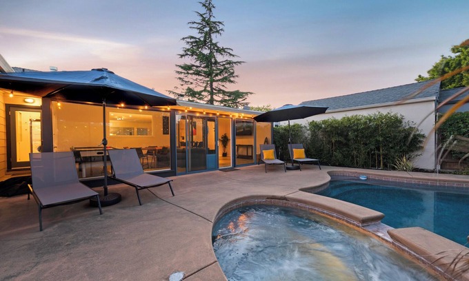 Memorial Hospital Neighborhood Casa | MidCentury Modern Wine Country Private Pool & Spa