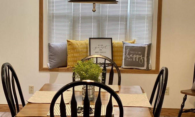 Glen Dale Casa | Middle Gem-Newly Renovated house with everything you will need. Prime location!
