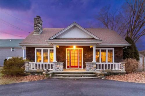 Newport East Casa | Middletown Bungalow - RIBryan Property