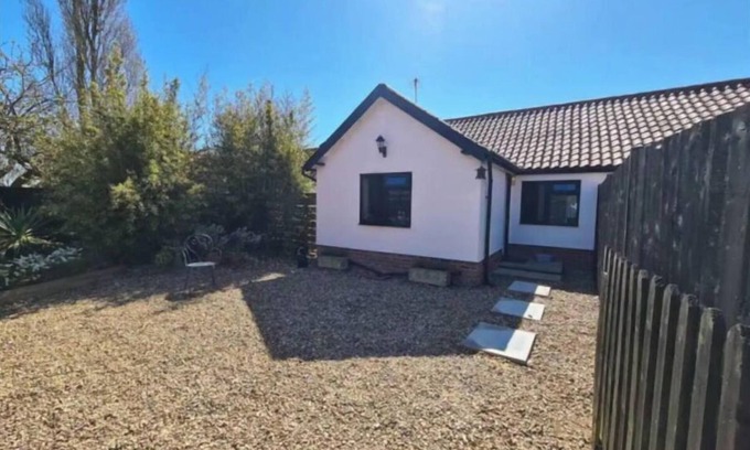 Harleston Cabaña | Middletree ideal modern cottage pet friendly