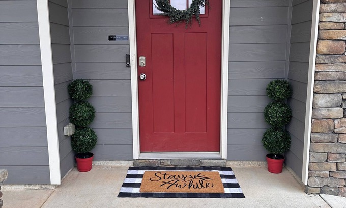 Midland Casa | Midland Manor, your home away from home! PS5, 86in tv, pool table, BBQ & more!