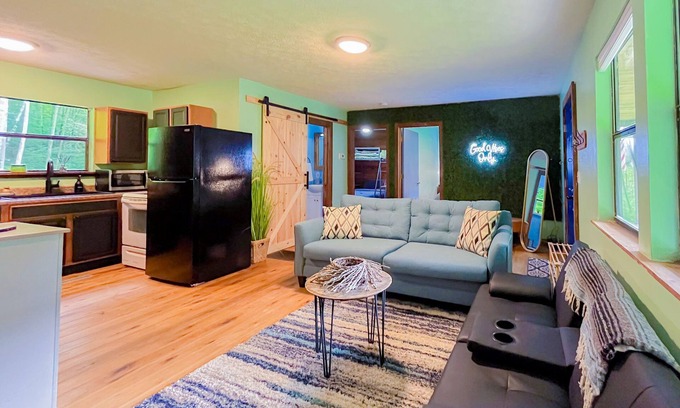 Wellington Cabina | Midnight Hideaway! Perfect Family or Date Night Getaway!