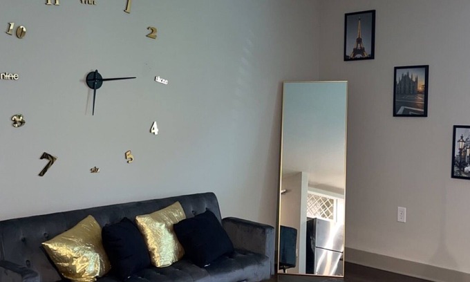 St. Charles Apartamento | “MIDNIGHT IN PARIS”
