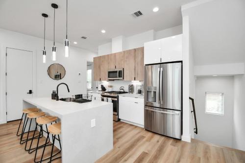 OST - South Union Casa | Midnight Reverie- Luxury Townhouse-Med Center DWTN