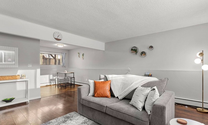 Turnagain Casa | *Midnight Sun Suite*5 mins to Airport *Fast Wifi*